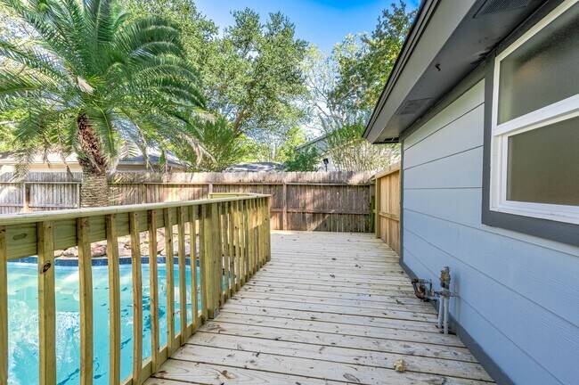 Building Photo - 3511 Tree Ln