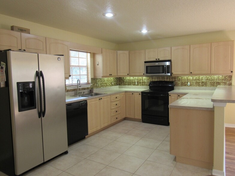 Kitchen - 828 S Duss St