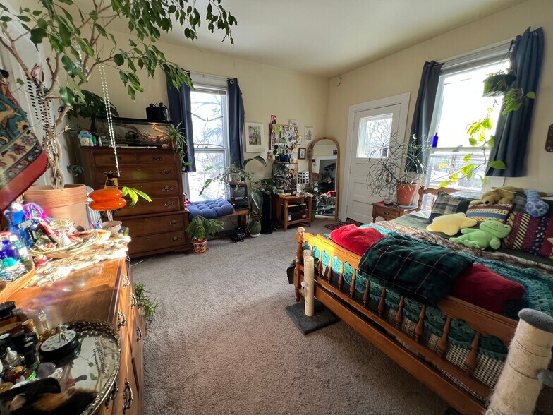 Building Photo - 1111 E Johnson St