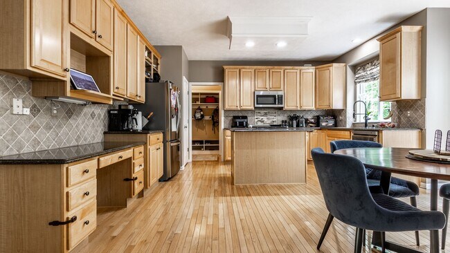 Building Photo - Spacious 5-Bed Home with In-Law Suite, Fin...