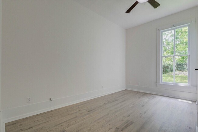 Building Photo - 1302 Ross St