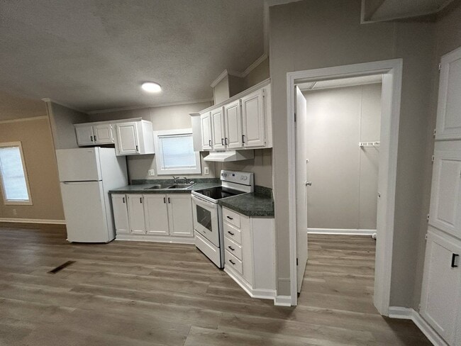 Building Photo - 8 White Oak Village