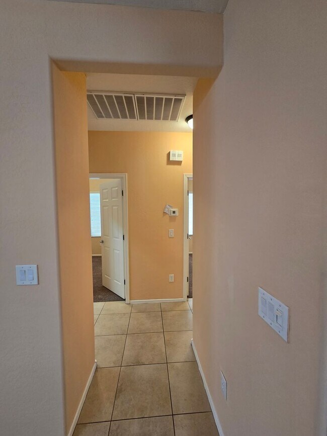Building Photo - 3 BED / 2 BATH SINGLE STORY HOME IN SUN CI...