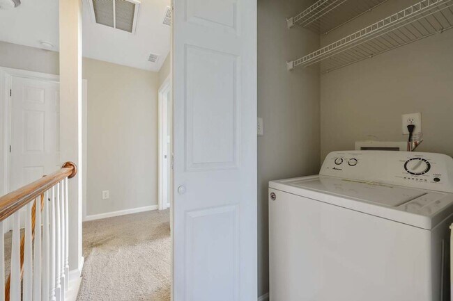 Building Photo - End Unit Townhome in Great Location!