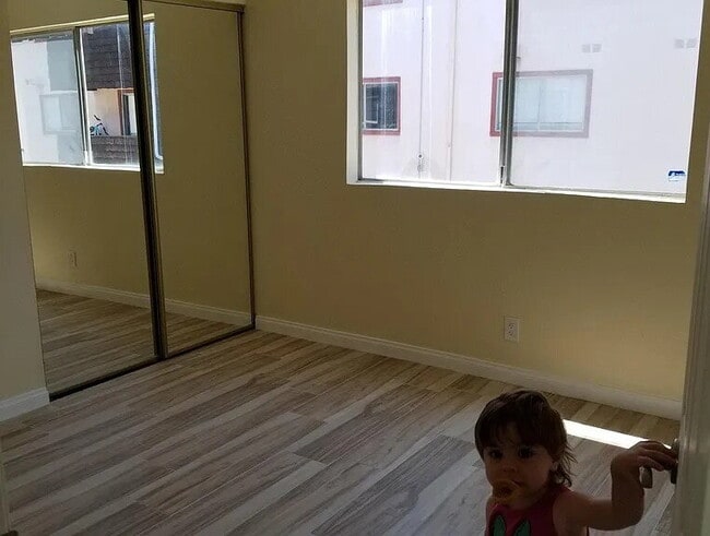 Building Photo - "Chic 2-Bed, 2-Bath Retreat in Prime Encino Location – 901 Sq Ft of Modern Comfort!"
