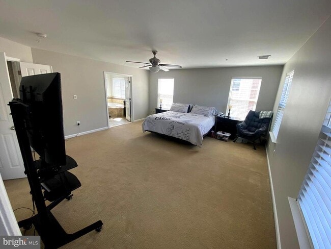 Building Photo - 2716 Lake Forest Dr