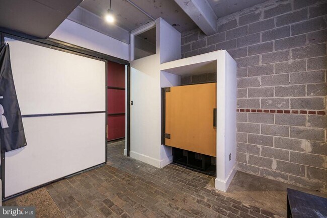 Building Photo - 144-50 W Laurel St