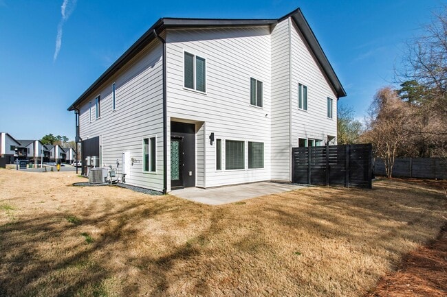 Building Photo - Modern 3BR Townhome in Millbank Village!