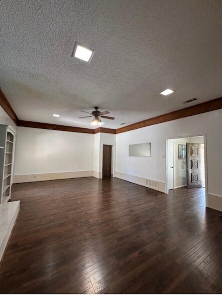 Building Photo - 1121 Goldenrod Dr