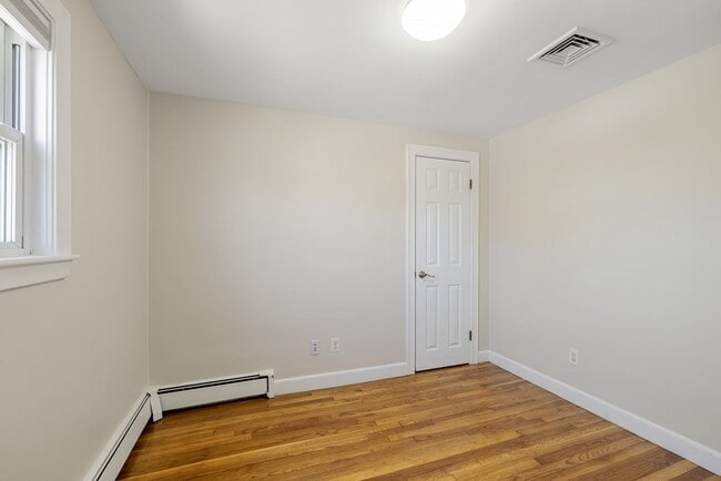 Building Photo - 160 Ravenswood Rd