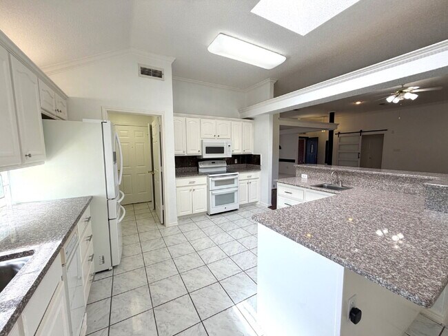 Building Photo - Beautiful 3 Bed, 2 Bath Home in an Established, Centrally Located Neighborhood