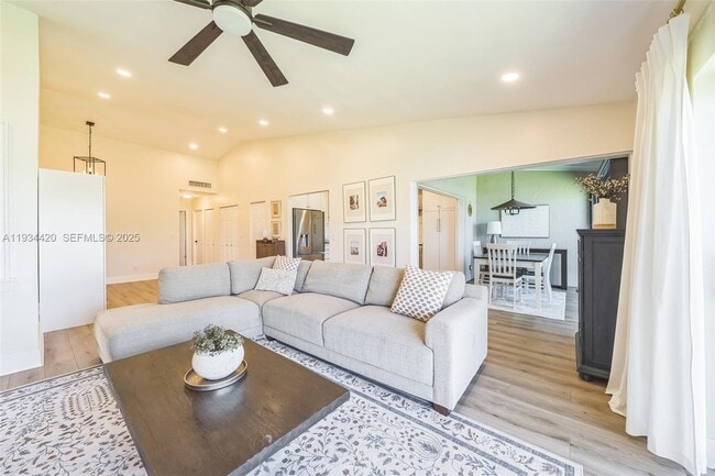 Building Photo - 3207 S Lakeview Cir