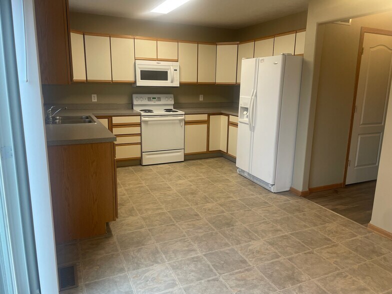 Building Photo - 6630 Shadow Pines Place
