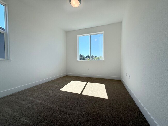 Building Photo - BRAND NEW 4 Bed 3 Bath Martinez Home - Owned Solar! Just Completed!