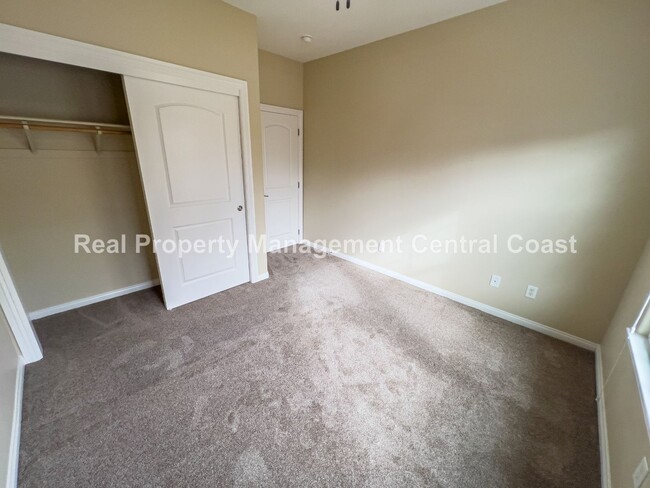 Building Photo - AVAILABLE NOW - Spacious Atascadero Home -...