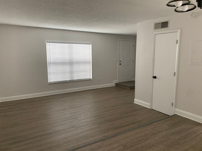 Building Photo - 5648 Townhouse Dr