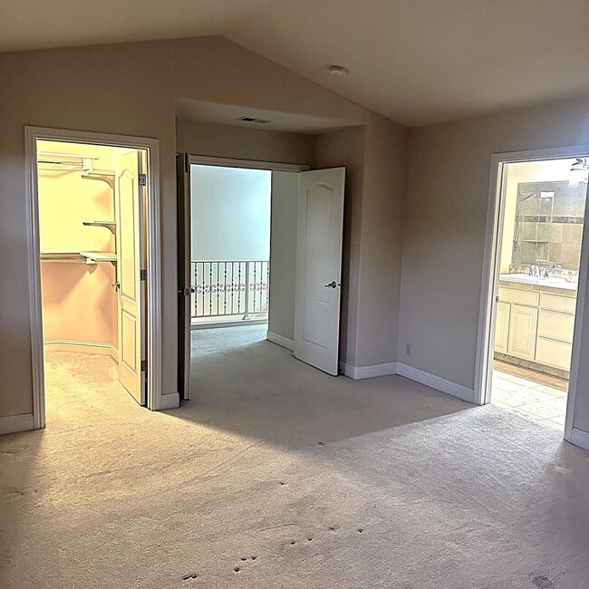 Building Photo - Lovely 4 Bed 2.5 Bath 2 Story Single Famil...