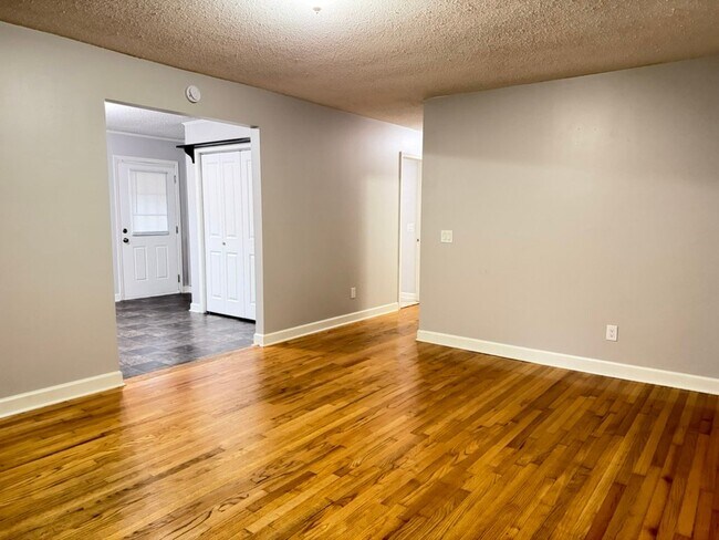 Building Photo - 818 Lynwood Dr