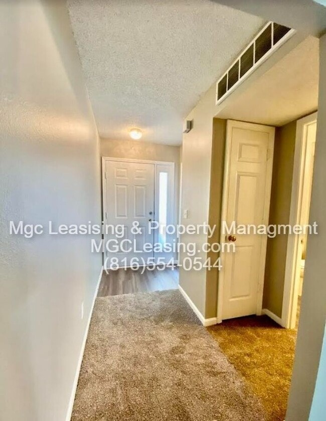 Building Photo - Big Beautiful Townhome in Lee's Summit!