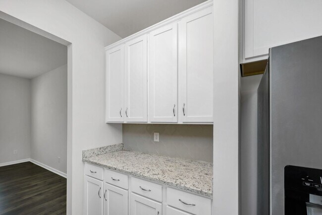 Building Photo - Sophisticated Like-New 4-Bedroom Home with Designer Finishes & Fenced Backyard!