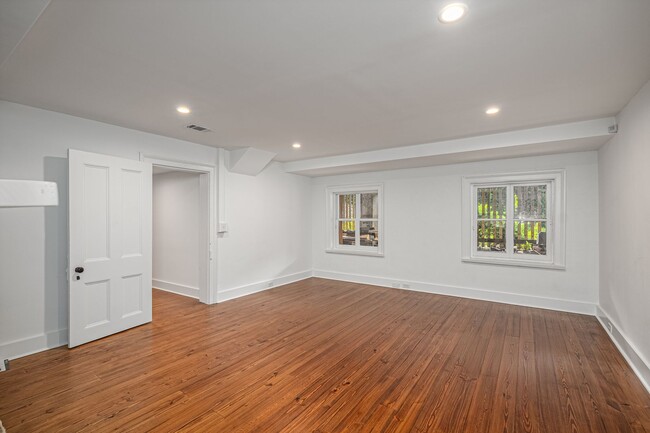 Building Photo - Renovated 2 Bedroom Carriage house off Laf...