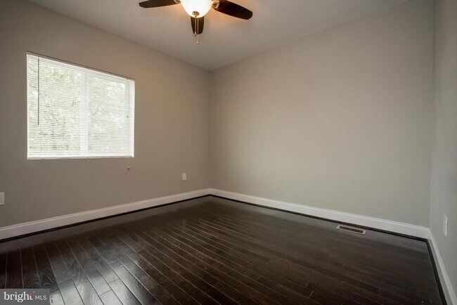 Building Photo - Single Family Home w/ Beautiful Outdoor Patio