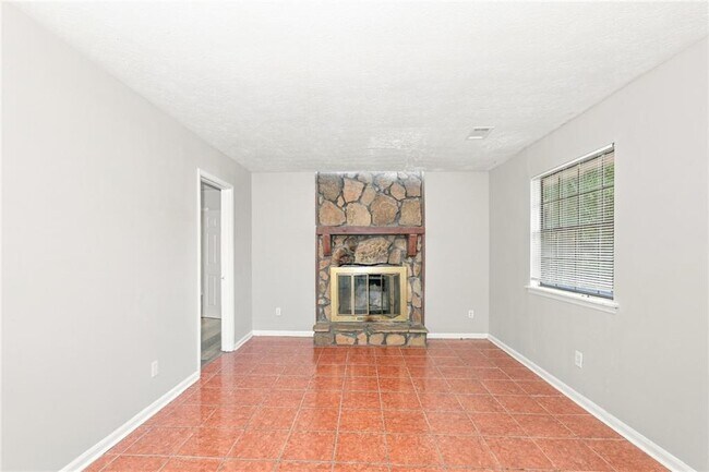 Building Photo - 596 Crestmont Ct