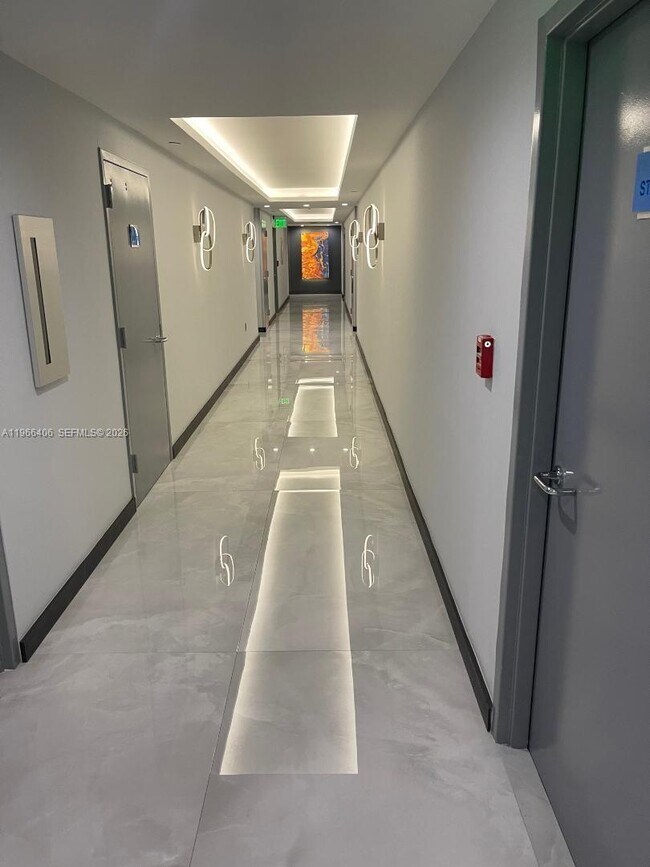 Building Photo - 16445 Collins Ave