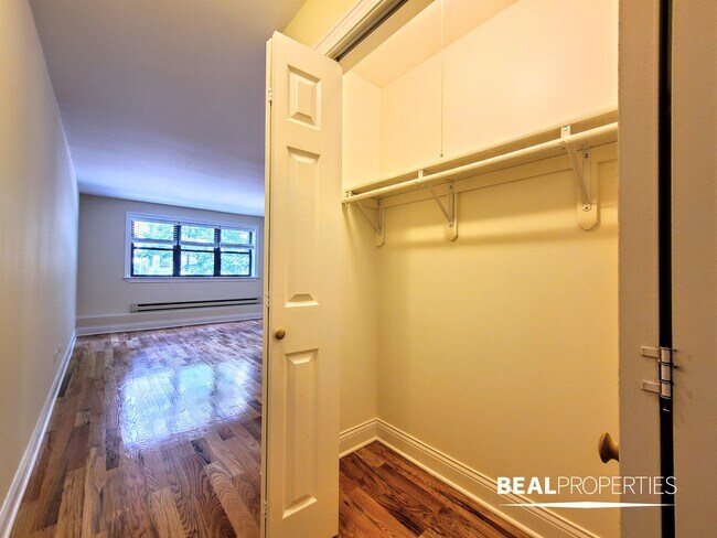 Building Photo - 555 W Arlington Pl