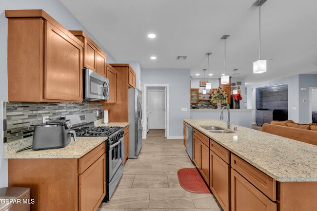 Building Photo - 12631 Mark Twain Ave