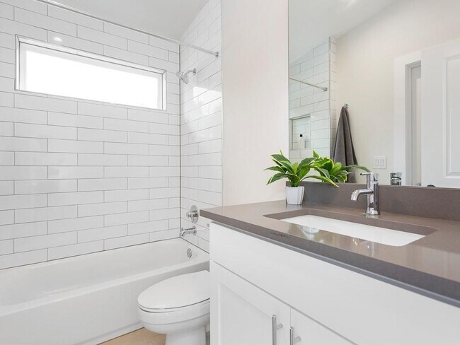 Building Photo - 1111 Brookswood Ave