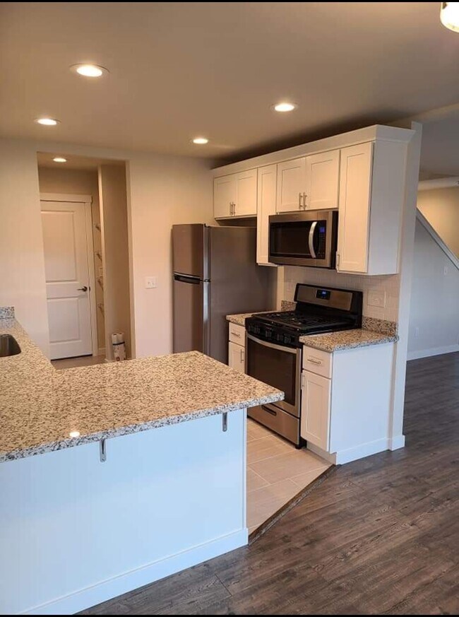 Kitchen w/eating space - 146 168th St E