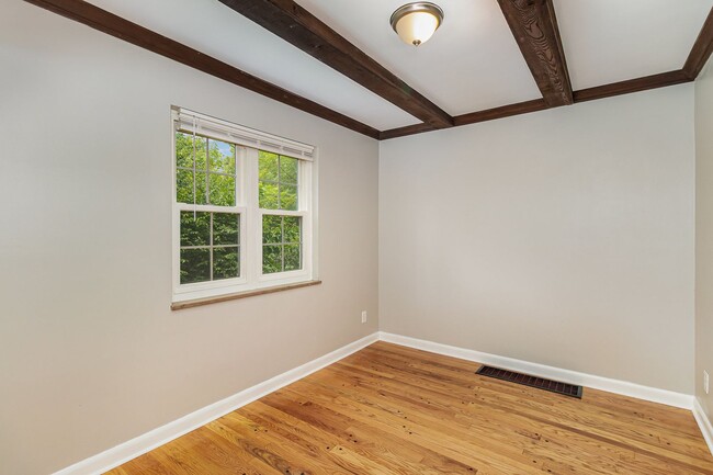 Building Photo - Stunningly Renovated 4 Bedroom 1 Bathroom ...