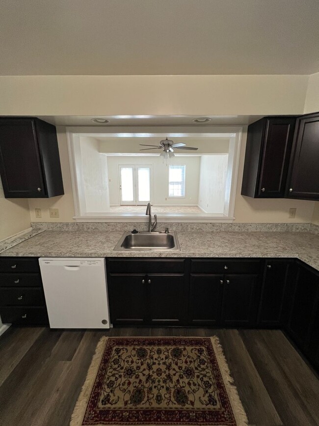 Building Photo - Large spacious Townhouse just blocks from ...