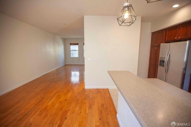 Building Photo - Beautiful updated 3-level, 3BR2.5BA and 2-car garage townhome!