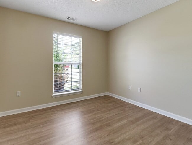 Building Photo - 3 Bed/2 Bath Home in Main Street!