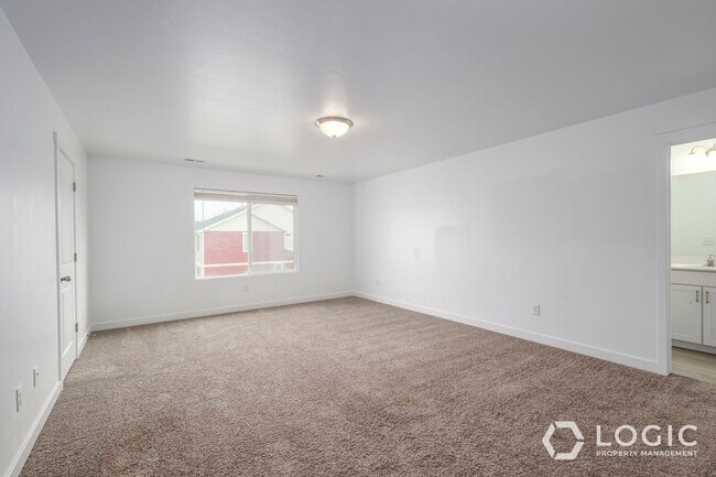 Building Photo - Spacious Townhome in Herriman!