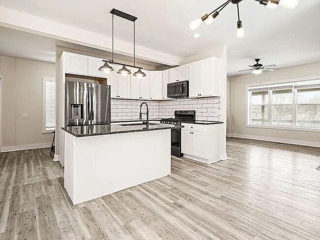 Building Photo - 4 Bedroom Home Close to Downtown