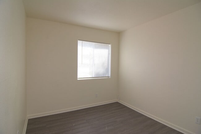 Building Photo - Remodeled 3 Bedroom 1 Bath Five-plex! Clos...