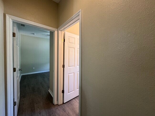 Building Photo - Charming 3-Bedroom Home with Modern Update...