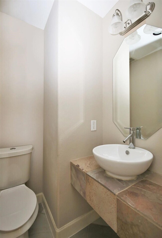 Building Photo - 2902 Chenevert St