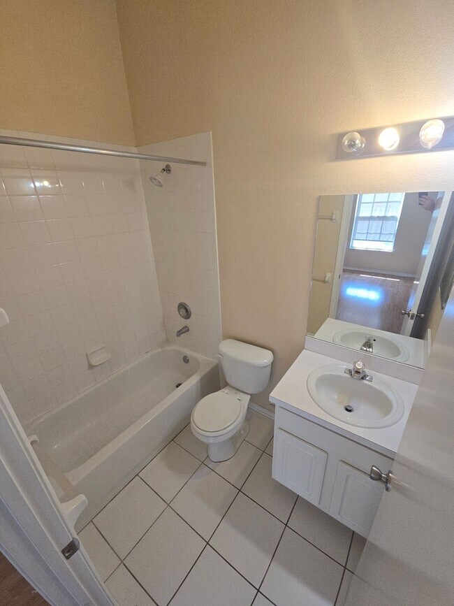 Building Photo - 2-Bedroom, 2.5-Bathroom Townhouse in Zephyrhills