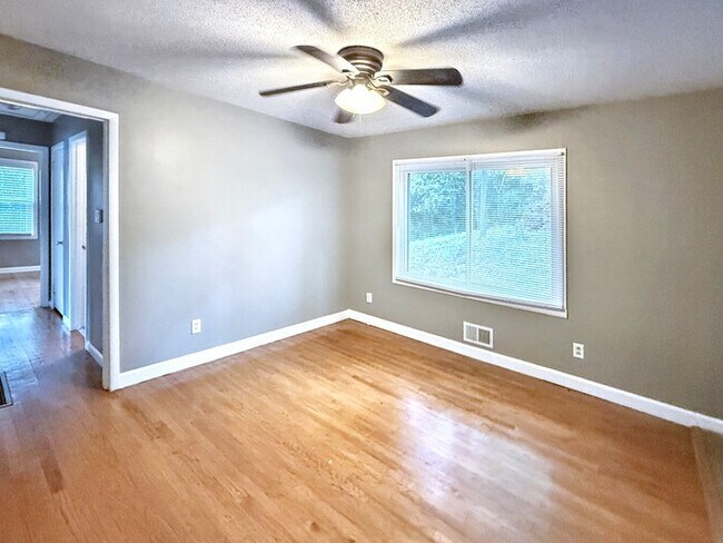 Building Photo - 5830 Walnut Grove Rd