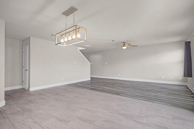 Building Photo - Spacious 4-bedroom, 2.5-bath home with 2,3...