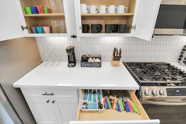 Building Photo - 6115 Campos Dr