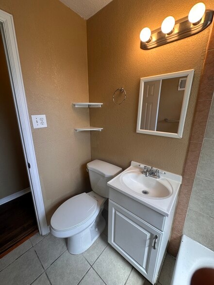 Upstairs Bath - 814 Julian St