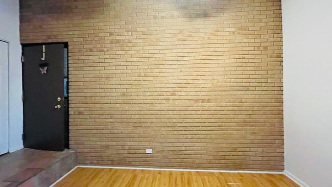 Building Photo - 6015 Lakeside Pl