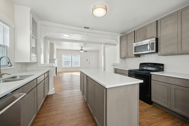 Building Photo - UT PRE-LEASE: 5 bed / 3 bath Remodeled Wes...