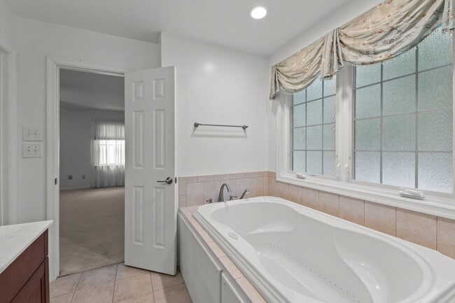 Building Photo - Your Dream Home Awaits!