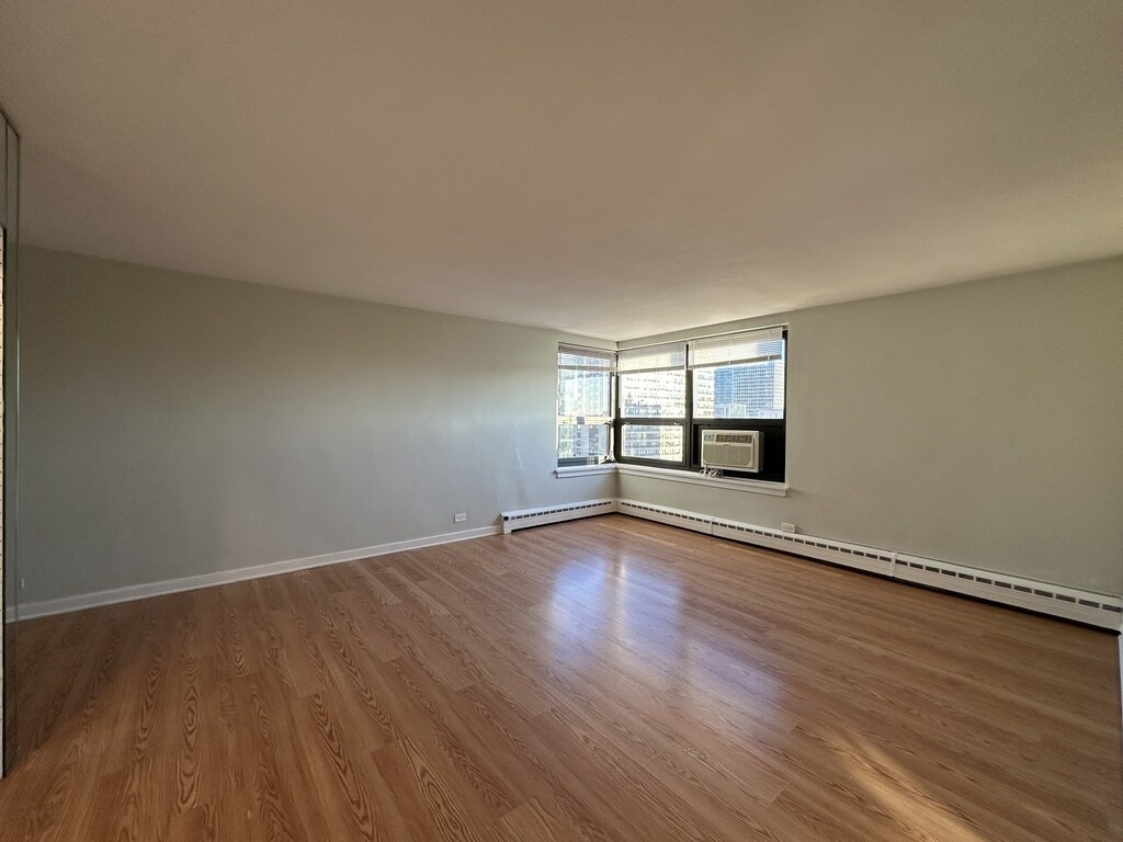 Building Photo - 450 W Wellington Ave